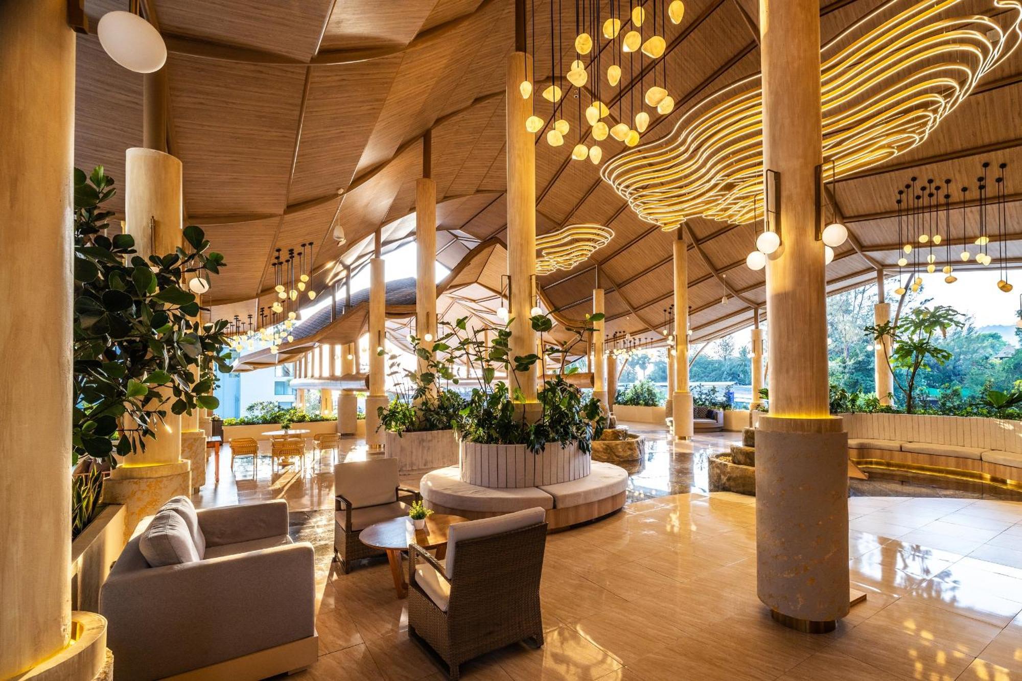 Phuket Emerald Beach Resort Karon Bagian luar foto
