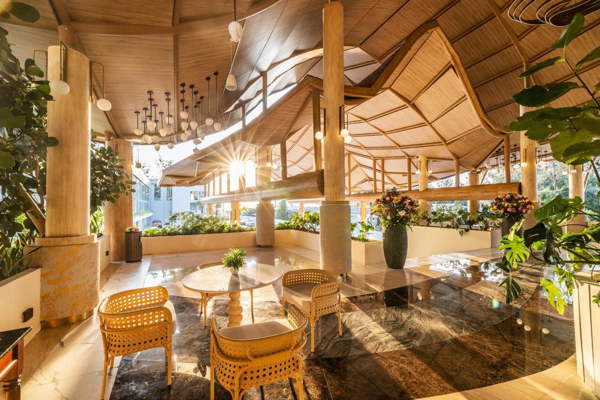 Phuket Emerald Beach Resort Karon Bagian luar foto